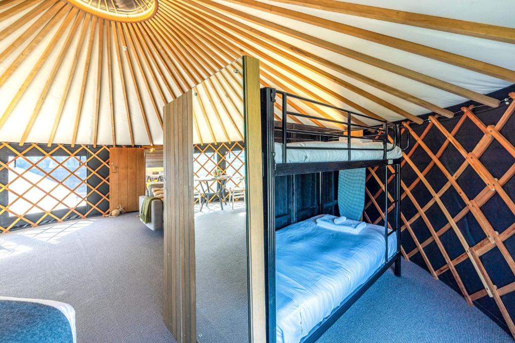 Postel nebo postele na pokoji v ubytování Obsidian Yurts by Waiheke Pure