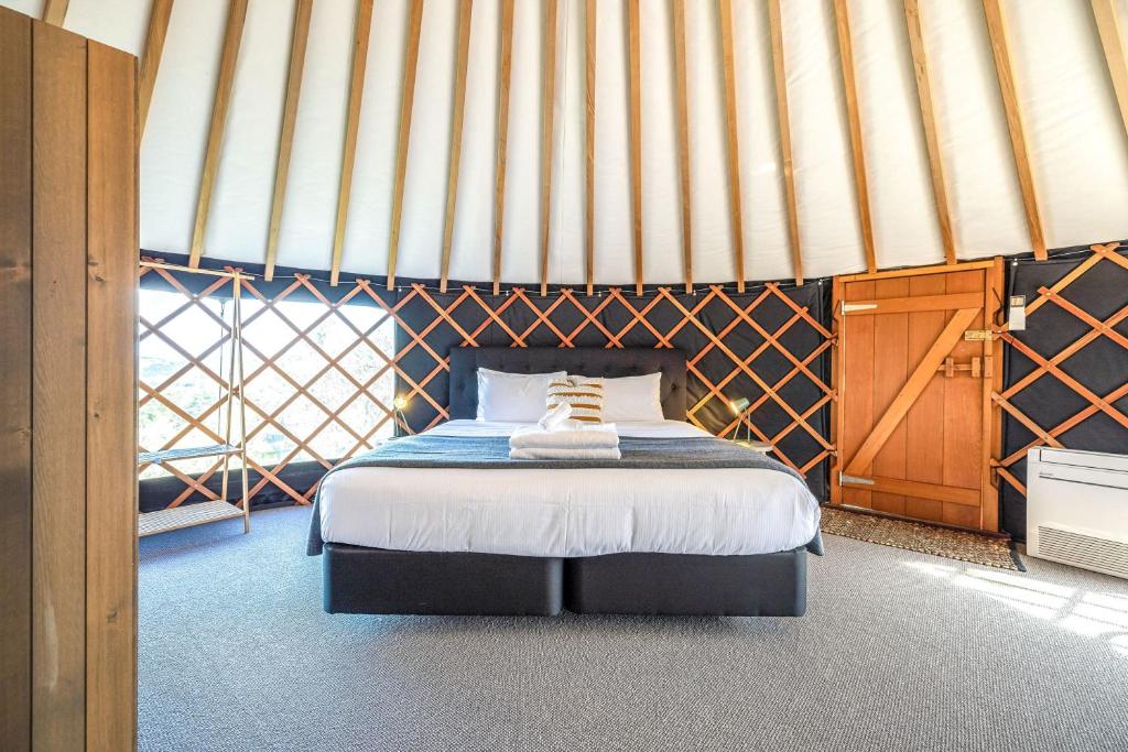 Postel nebo postele na pokoji v ubytování Obsidian Yurts by Waiheke Pure