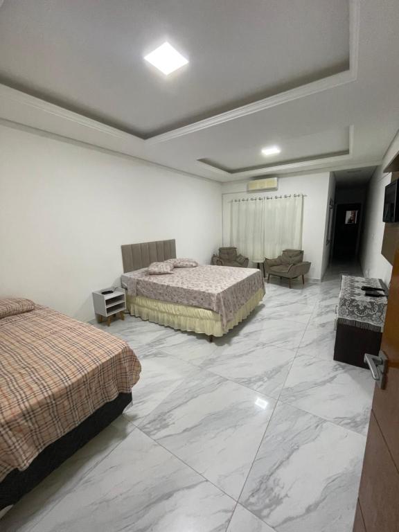 una camera d'albergo con due letti e un soggiorno di The Brown beach House a Rio Grande