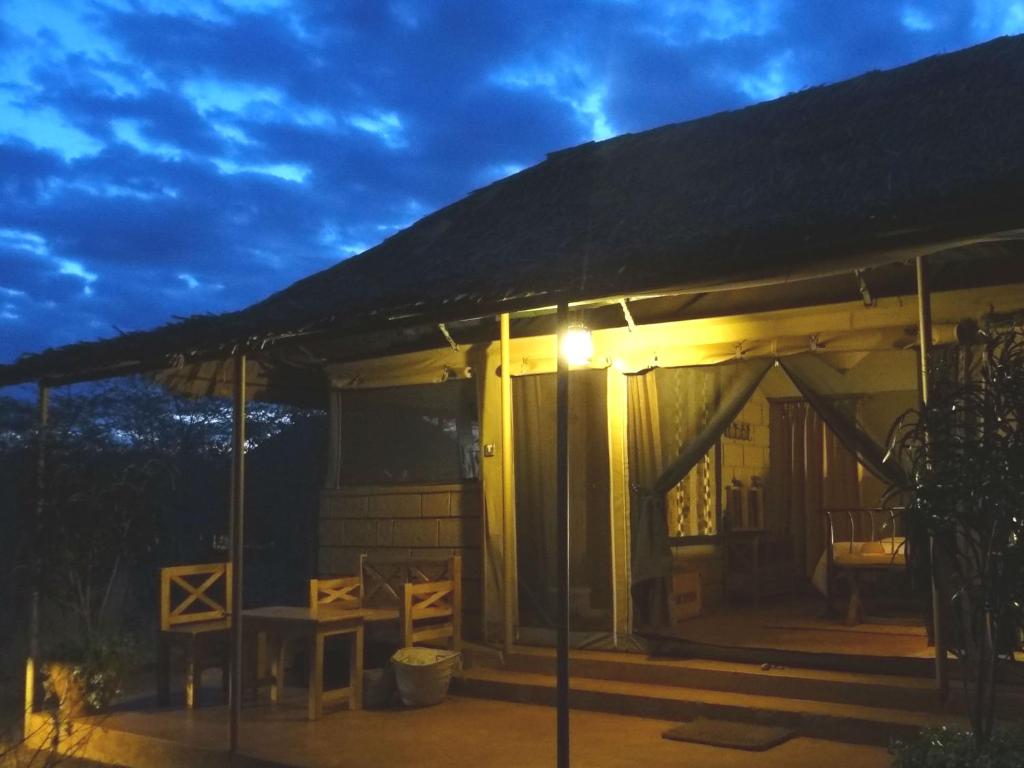 Balkón nebo terasa v ubytování Ikweta Safari Camp