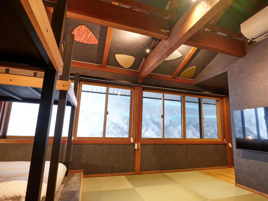 Postel nebo postele na pokoji v ubytování Hakuba Ryujin Onsen RYOKAN SUI
