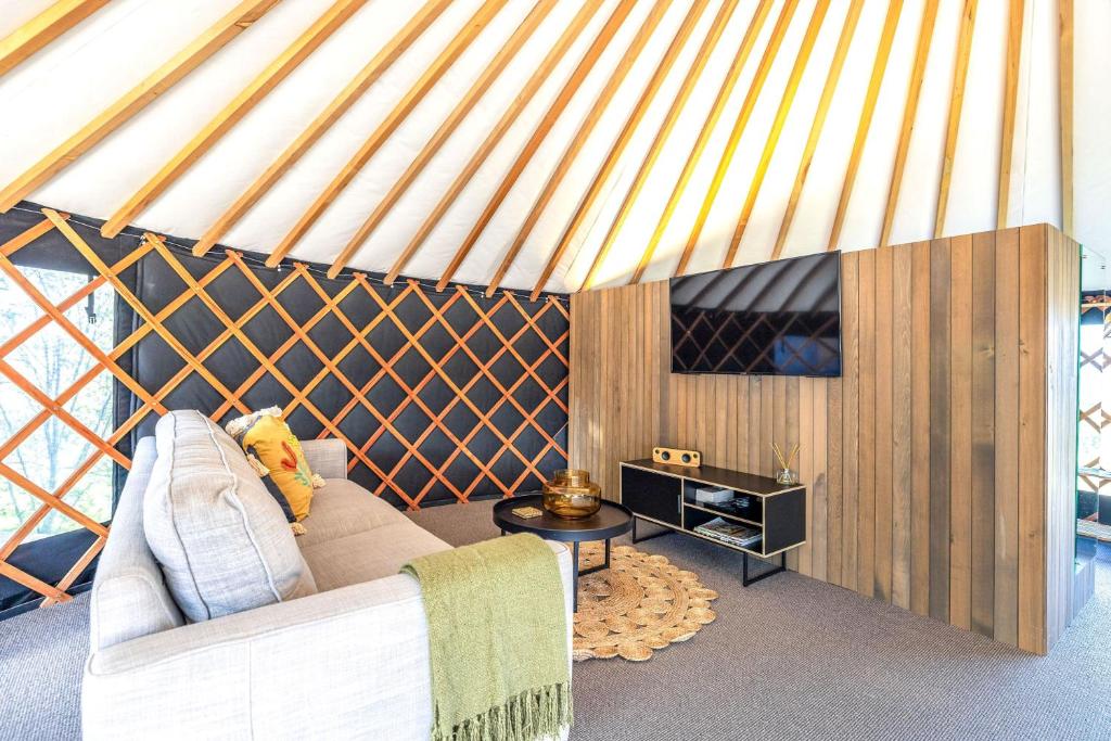 TV a/nebo společenská místnost v ubytování Obsidian Yurts by Waiheke Pure