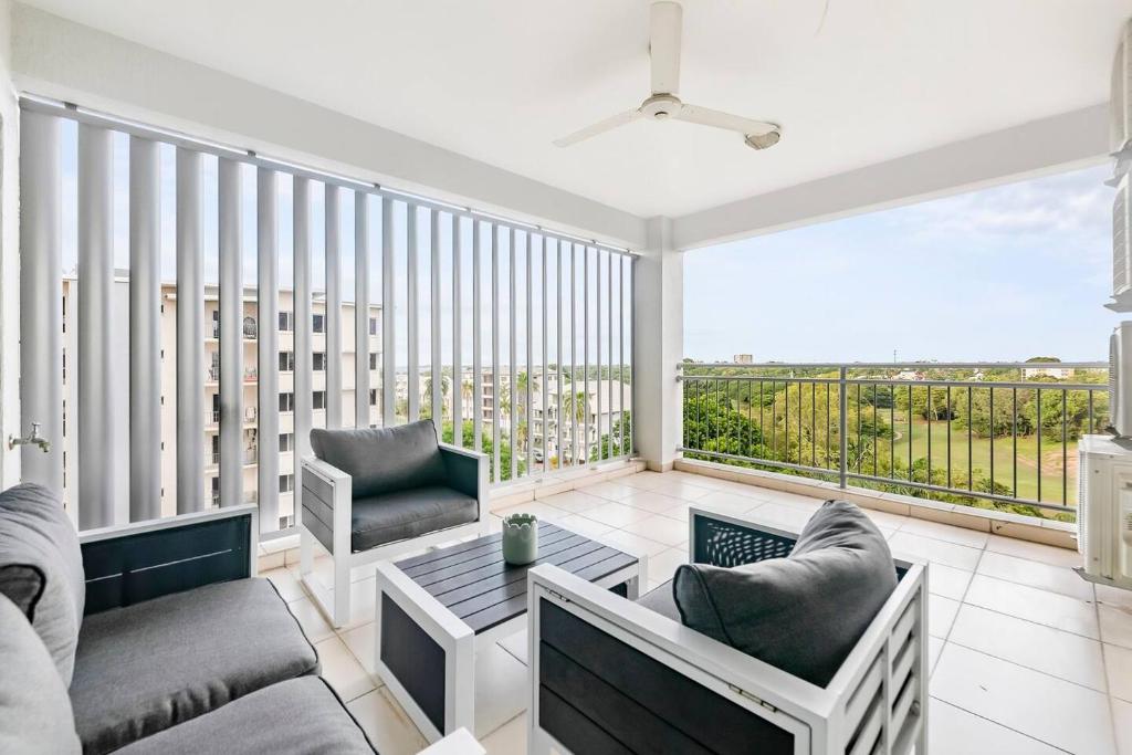 ein Wohnzimmer mit Blick auf das Meer in der Unterkunft Tropical Horizons - Chic Family Stay with Pool in Darwin