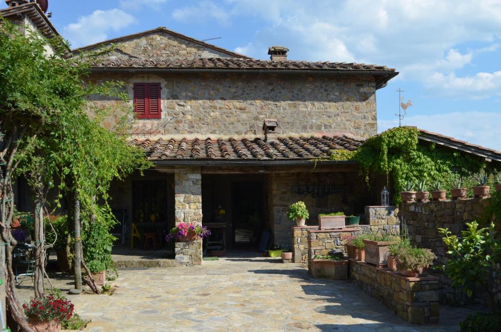 zewnętrzny widok na kamienny dom w obiekcie Casa Ercole Farm Stay w Greve in Chianti