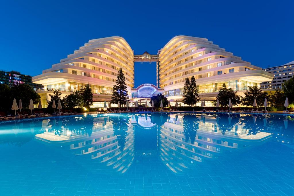 Bazén v ubytování Miracle Resort Hotel nebo v jeho okolí