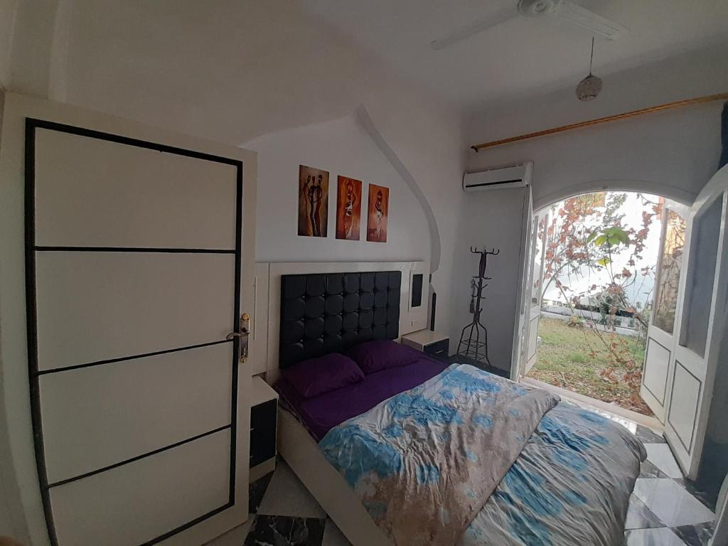 Ένα ή περισσότερα κρεβάτια σε δωμάτιο στο Alaa Aldin Flats