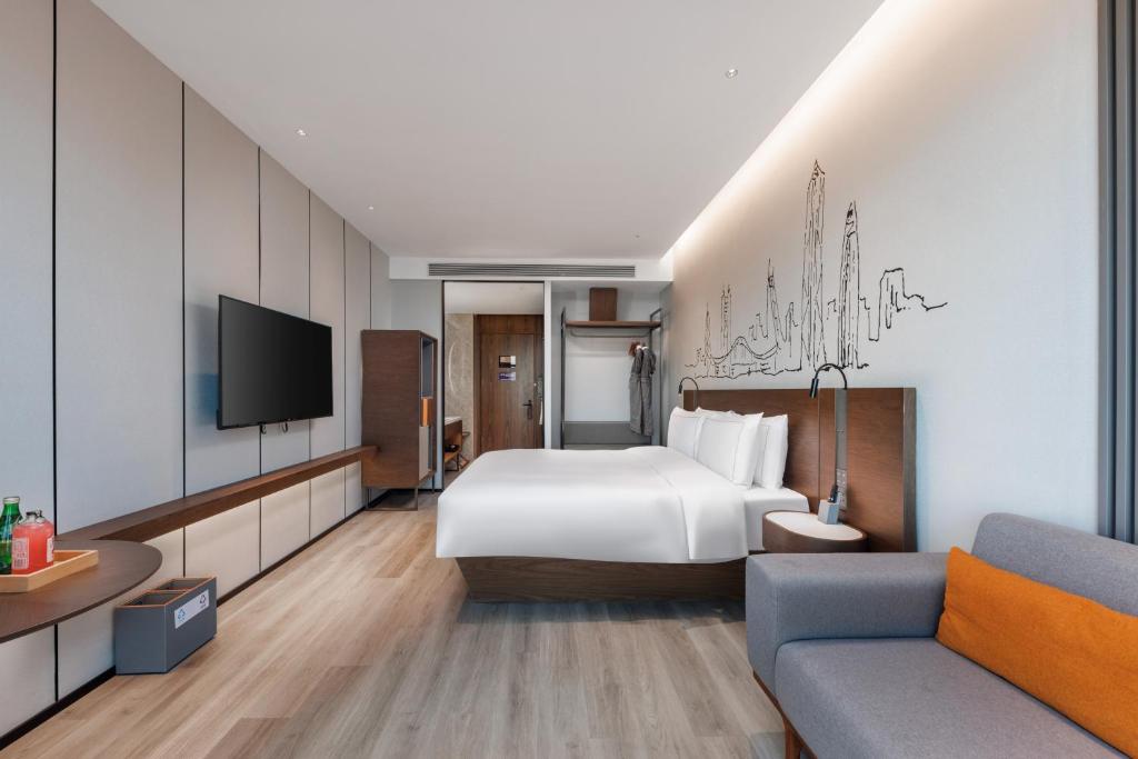 TV a/nebo společenská místnost v ubytování UrCove By Hyatt ShenZhen Futian Port毗邻中洲湾C Future City 福田口岸 尊享免费迷你吧