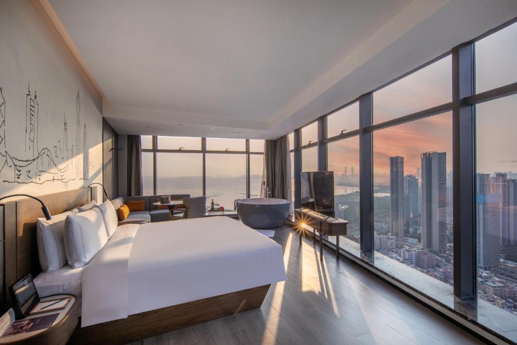 Postel nebo postele na pokoji v ubytování UrCove By Hyatt ShenZhen Futian Port毗邻中洲湾C Future City 福田口岸 尊享免费迷你吧
