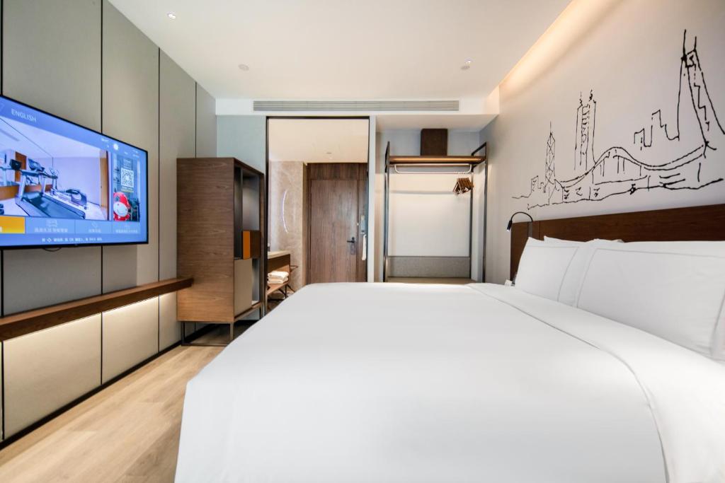 Postel nebo postele na pokoji v ubytování UrCove By Hyatt ShenZhen Futian Port毗邻中洲湾C Future City 福田口岸 尊享免费迷你吧