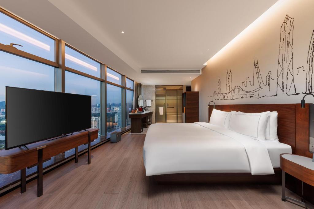 TV a/nebo společenská místnost v ubytování UrCove By Hyatt ShenZhen Futian Port毗邻中洲湾C Future City 福田口岸 尊享免费迷你吧