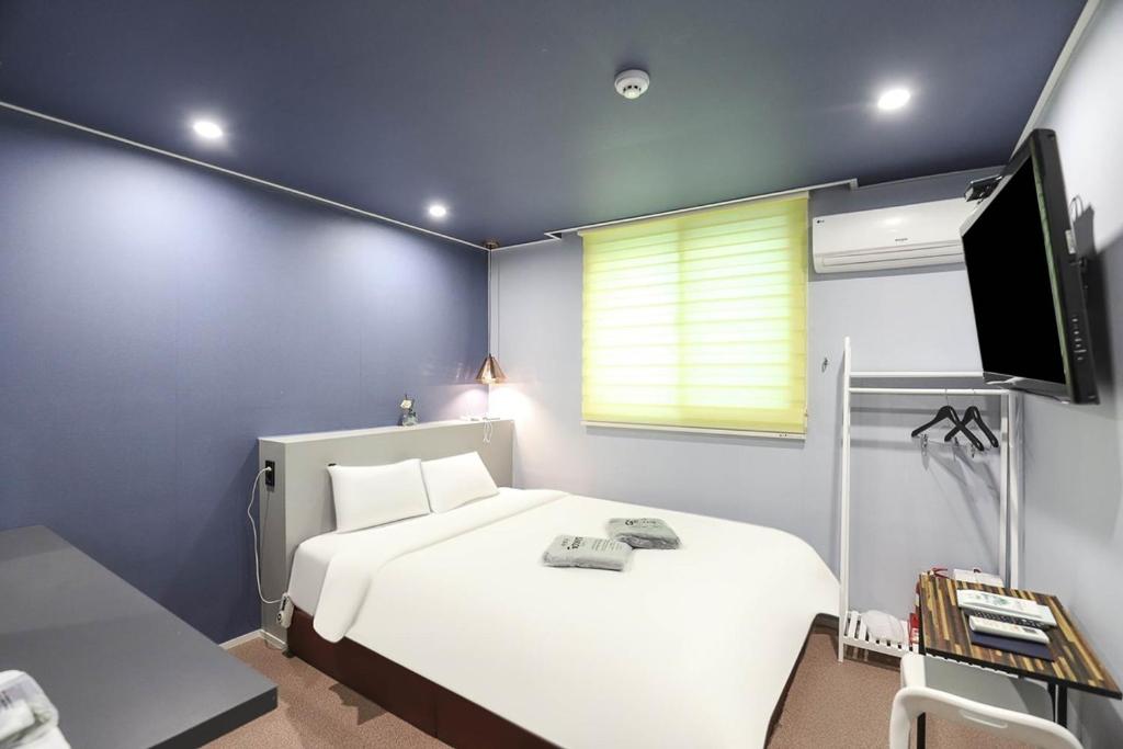 Postel nebo postele na pokoji v ubytování Hotel Stay Q Daejeon