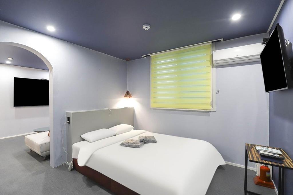 Postel nebo postele na pokoji v ubytování Hotel Stay Q Daejeon