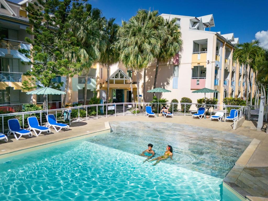 duas crianças a brincar numa piscina num hotel em Canella Beach Hotel em Le Gosier