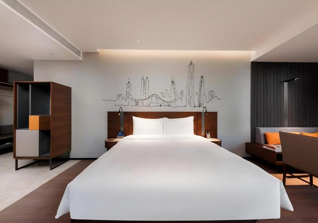 Postel nebo postele na pokoji v ubytování UrCove By Hyatt ShenZhen Futian Port毗邻中洲湾C Future City 福田口岸 尊享免费迷你吧