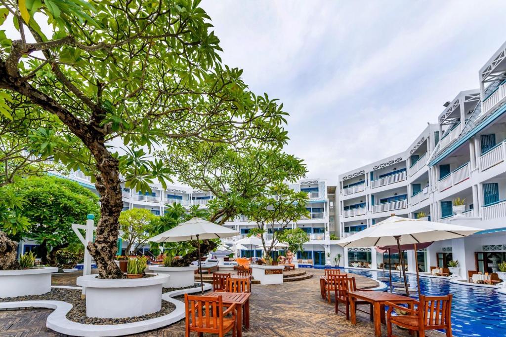 Bazén v ubytování Andaman Seaview, Karon Beach - SHA Plus nebo v jeho okolí