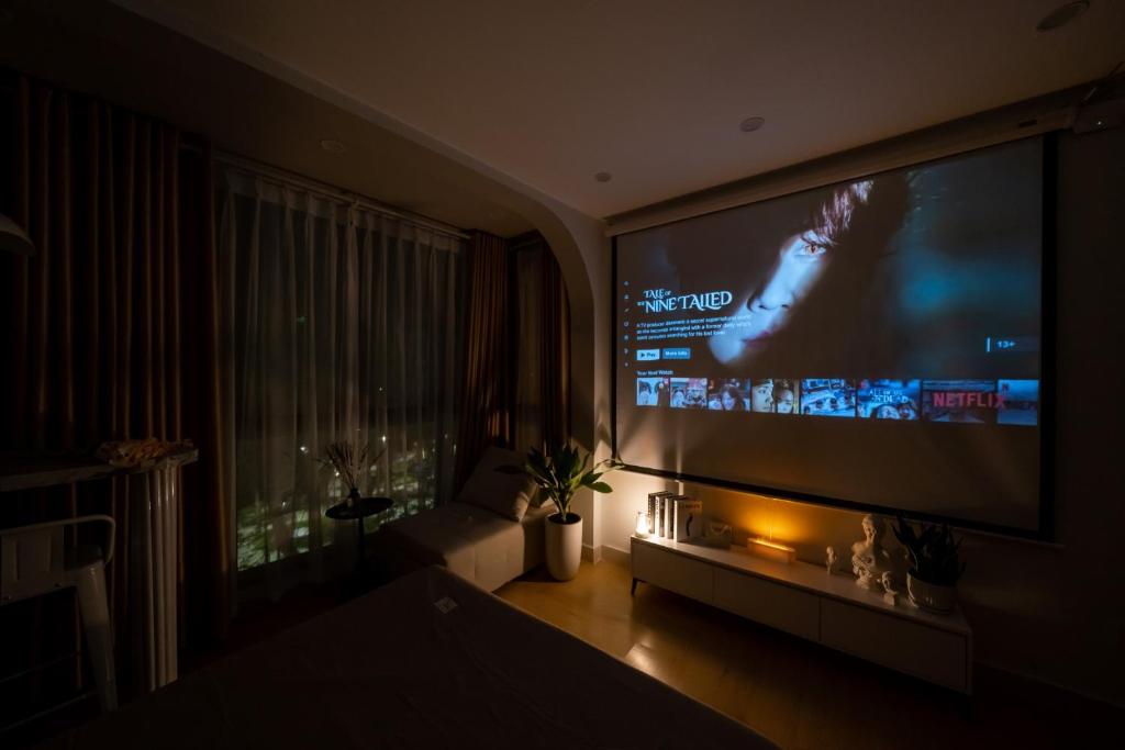 TV a/nebo společenská místnost v ubytování Aimee House Homestay Trấn Vũ