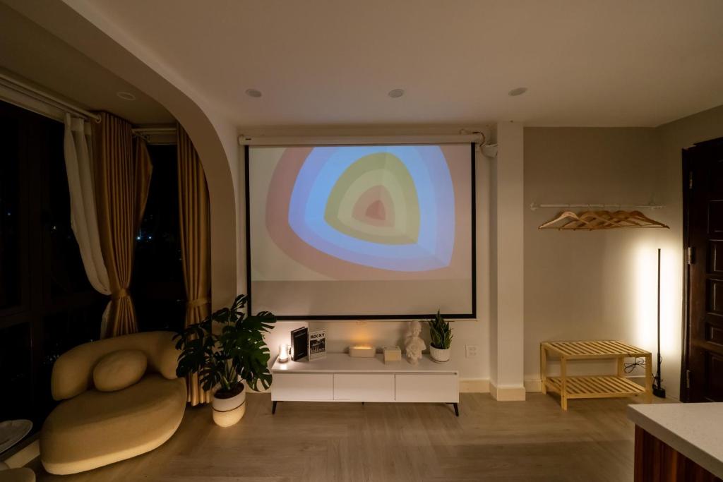 TV a/nebo společenská místnost v ubytování Aimee House Homestay Trấn Vũ