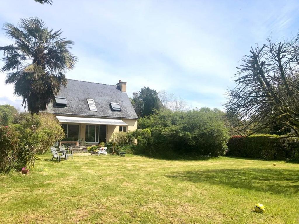 une maison avec un palmier dans la cour dans l'établissement Maison spacieuse à Carnac, 5 pièces, 5000m² jardin, animaux OK, parking, proche plages - FR-1-377-96, à Carnac