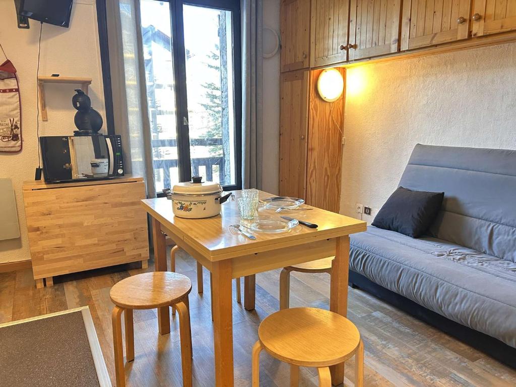 un salon avec une table et un canapé dans l'établissement Studio cabine 4 pers, skis aux pieds, centre de Risoul - FR-1-330-588, à Risoul