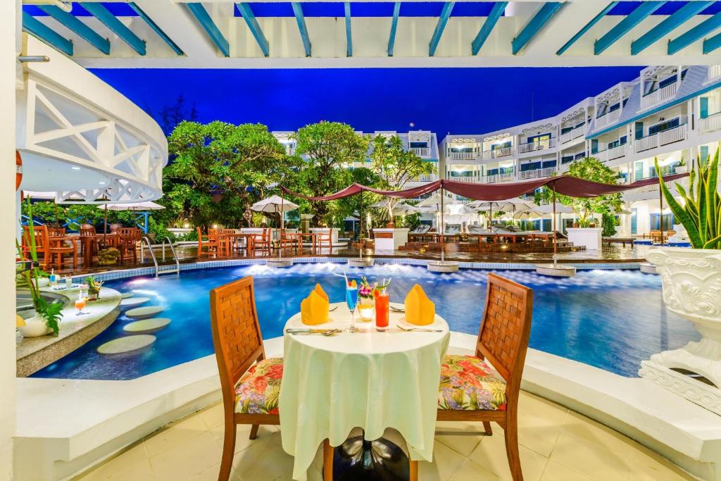 Bazén v ubytování Andaman Seaview, Karon Beach - SHA Plus nebo v jeho okolí