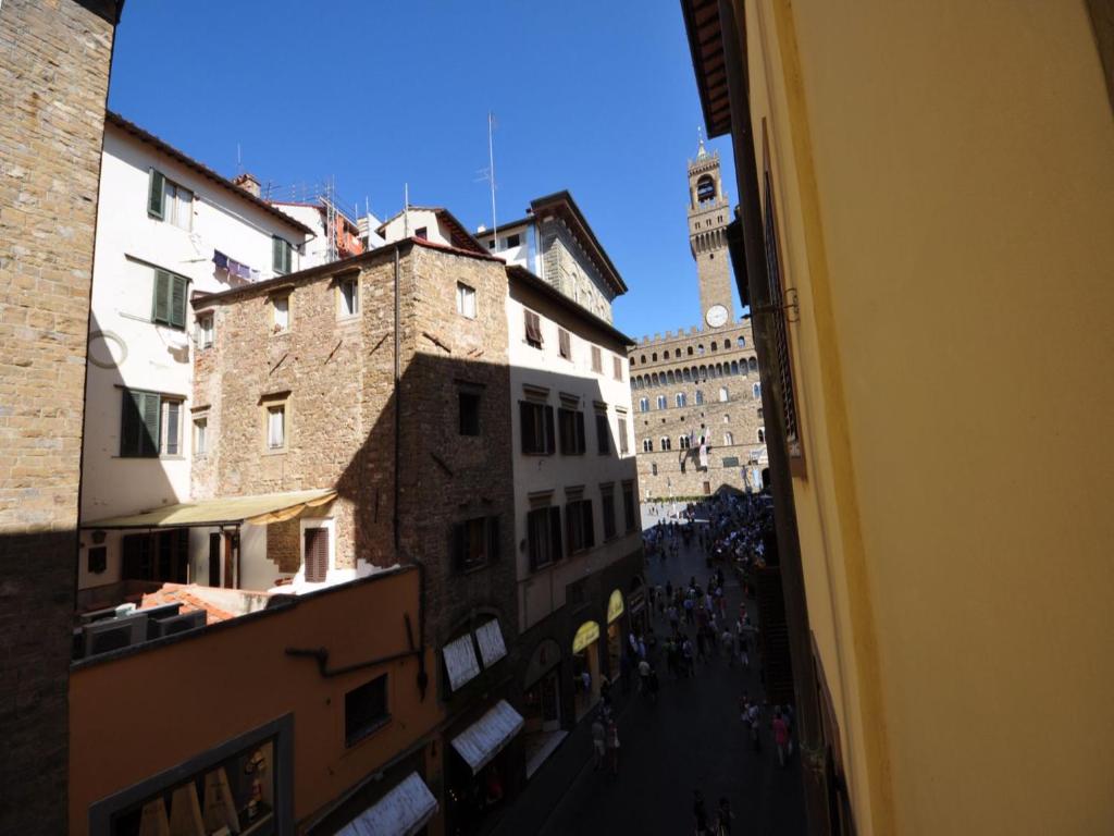 フィレンツェにあるSignoria Viewの建物間を歩く人々