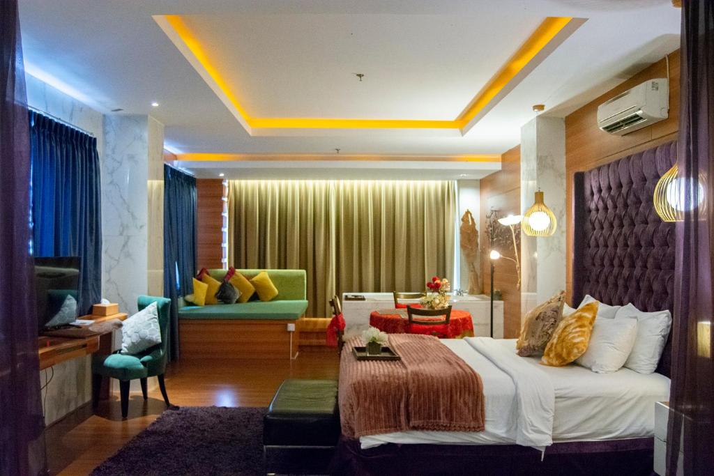 Postel nebo postele na pokoji v ubytování Royal Asnof Hotel Pekanbaru