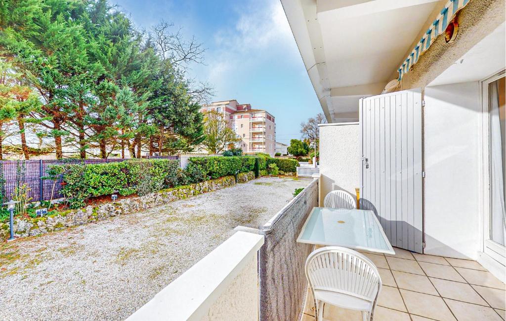ein Balkon mit zwei Stühlen und einem Tisch in der Unterkunft 1 Bedroom Amazing Apartment In Royan in Royan