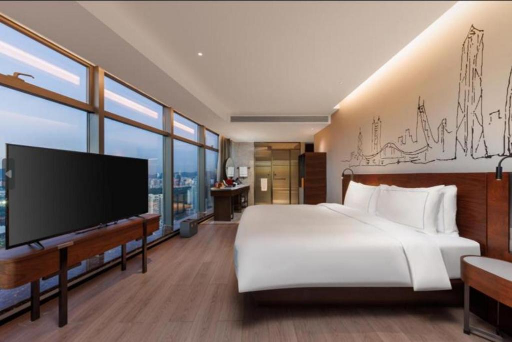 TV a/nebo společenská místnost v ubytování UrCove By Hyatt ShenZhen Futian Port毗邻中洲湾C Future City 福田口岸 尊享免费迷你吧