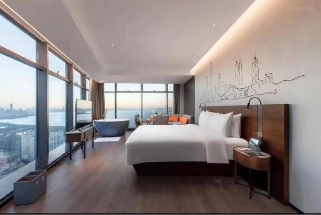 Postel nebo postele na pokoji v ubytování UrCove By Hyatt ShenZhen Futian Port毗邻中洲湾C Future City 福田口岸 尊享免费迷你吧