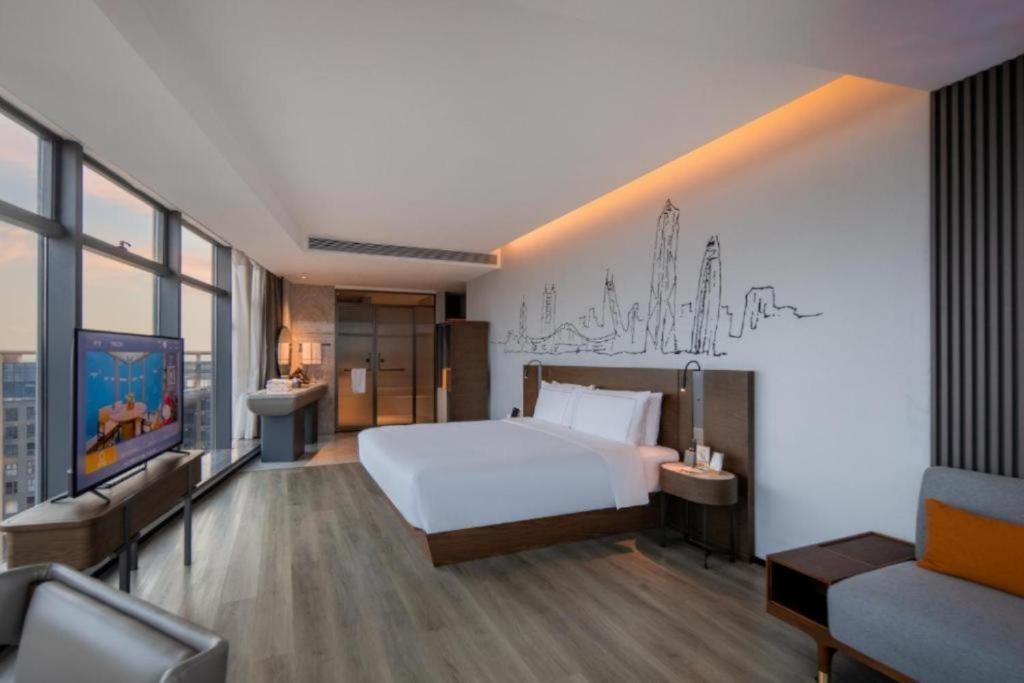 Postel nebo postele na pokoji v ubytování UrCove By Hyatt ShenZhen Futian Port毗邻中洲湾C Future City 福田口岸 尊享免费迷你吧