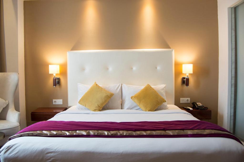 Postel nebo postele na pokoji v ubytování Royal Asnof Hotel Pekanbaru