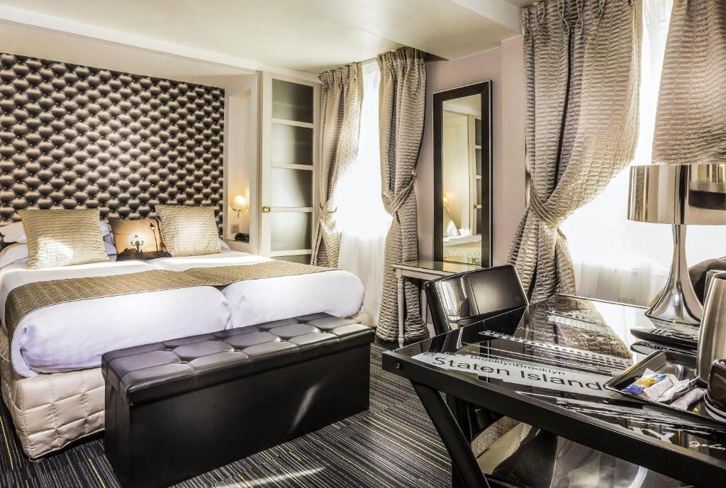 Postel nebo postele na pokoji v ubytování Hotel Ile de France Opéra