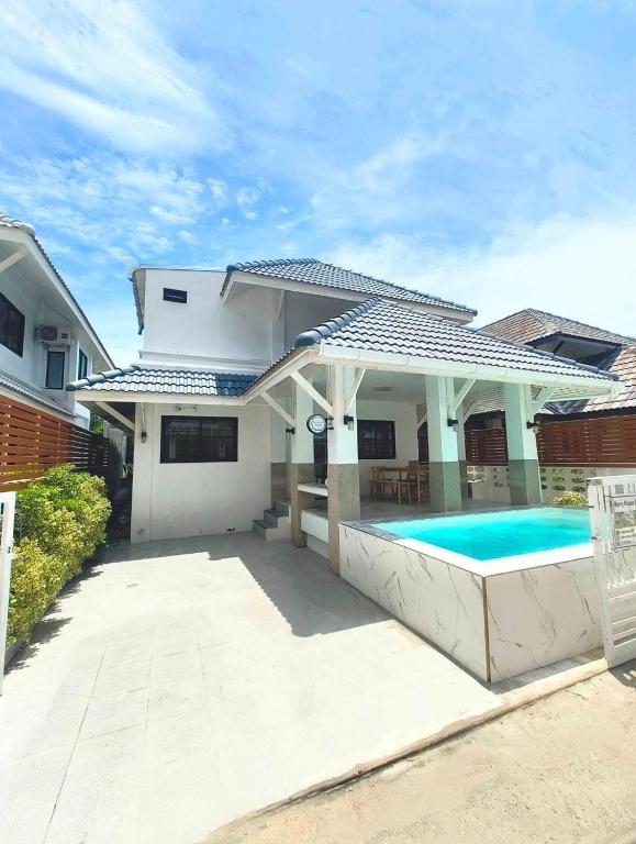 Bazén v ubytování Merry house บ้านพักริมหาดบางแสน nebo v jeho okolí