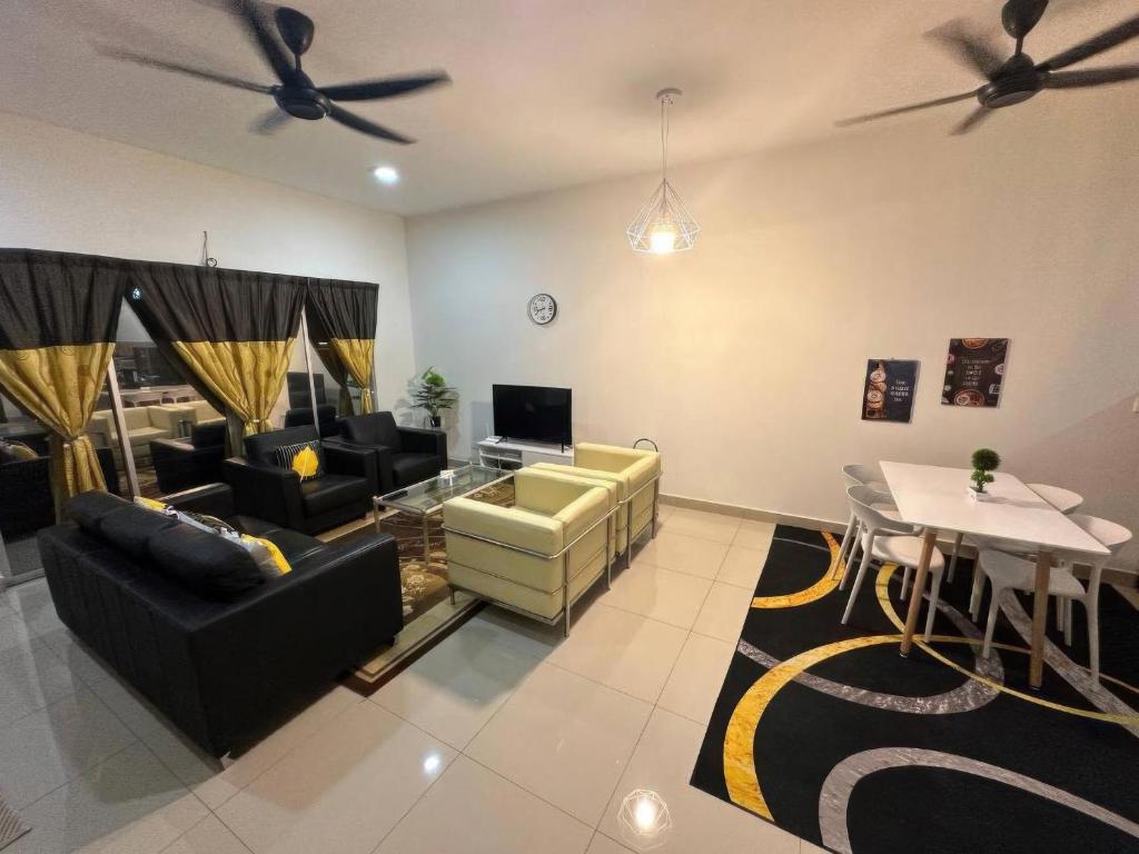 TV a/nebo společenská místnost v ubytování D'Sally Homestay KLIA Sepang