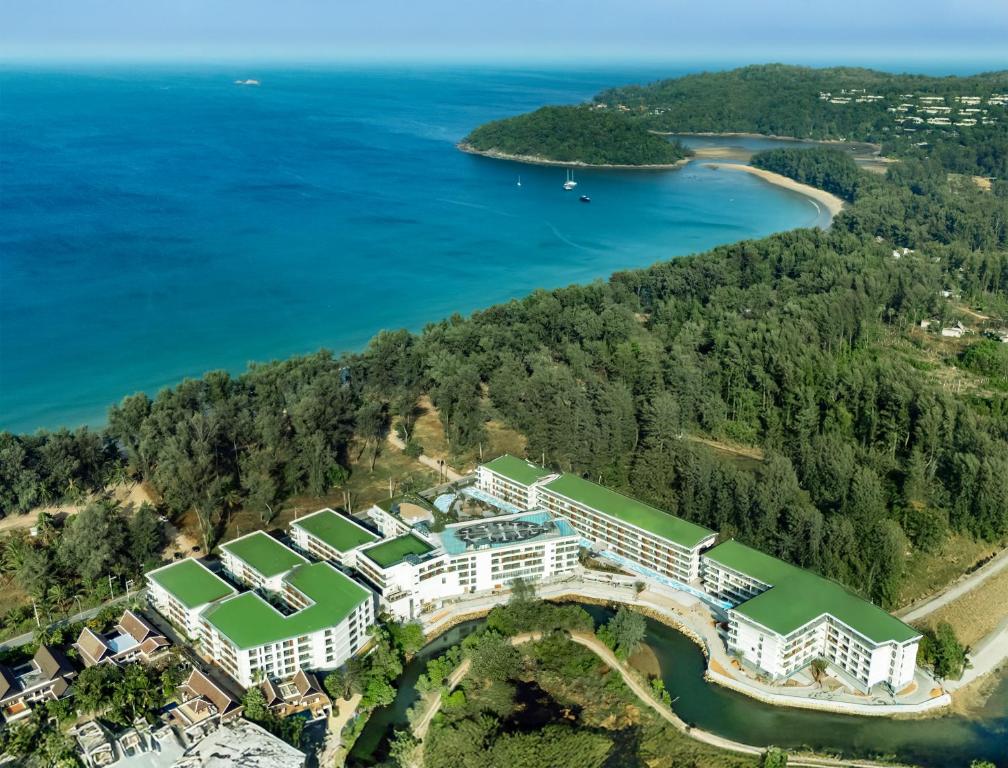 z góry widok na kurort i wodę w obiekcie Kora Beach Resort Phuket w mieście Bang Tao Beach
