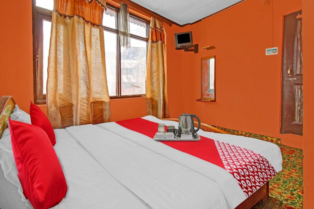 Postel nebo postele na pokoji v ubytování Hotel O Hunter's & Cafe