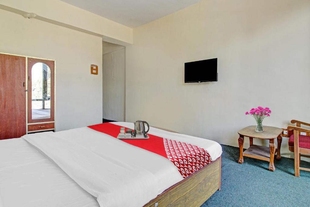 Postel nebo postele na pokoji v ubytování Hotel O Hunter's & Cafe