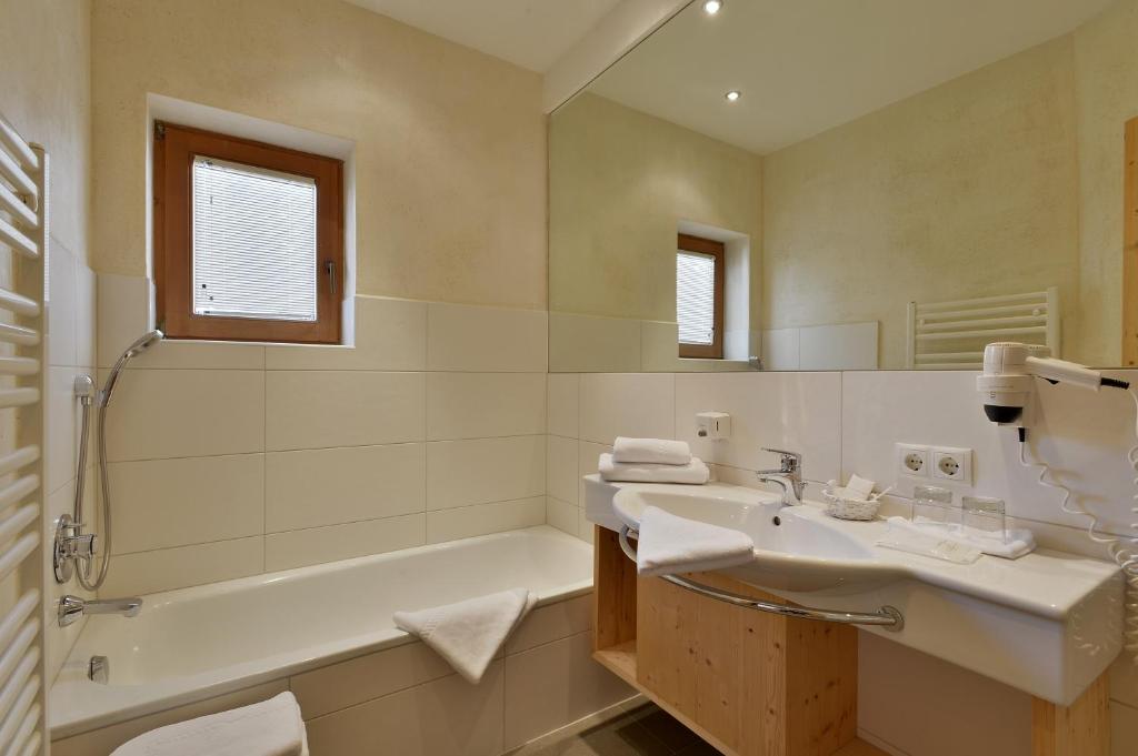 Koupelna v ubytování Hotel Almhof