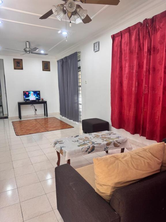 Телевизор и/или развлекательный центр в Amiera Homestay Kuala Terengganu