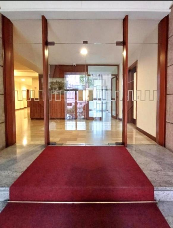 a large red rug on the floor in a hallway at SOFI HOME BERGAMO in Bergamo