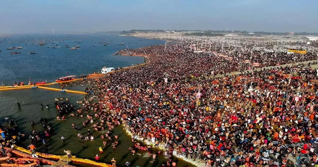 a large crowd of people standing on a beach at Shri Ganesh Homestay in Prayagraj