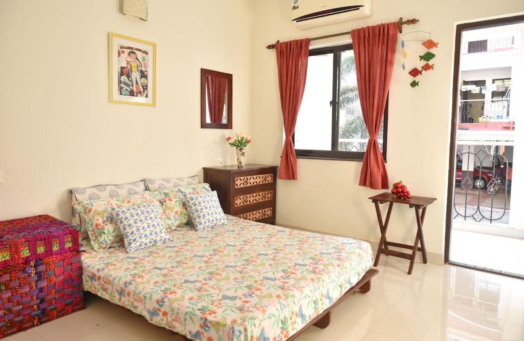 a bedroom with a bed and a window at Casa Melora, 2bhk Ac apt in Candolim, Beachwalk in Candolim