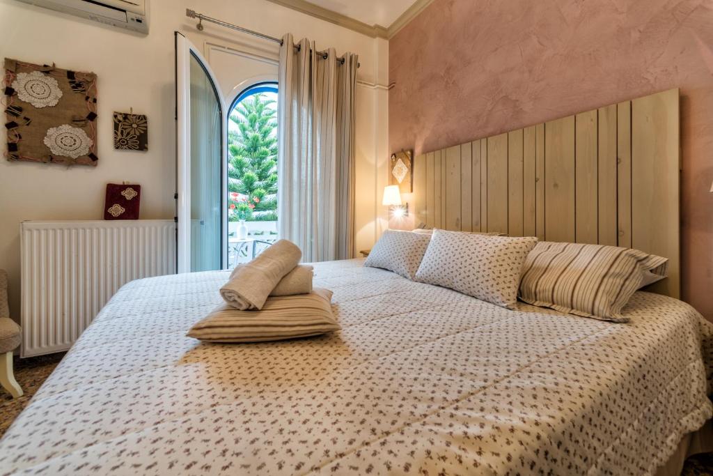 クリッツァにあるArgyro Rent Roomsのベッドルーム1室(大きなベッド1台、大きな窓付)