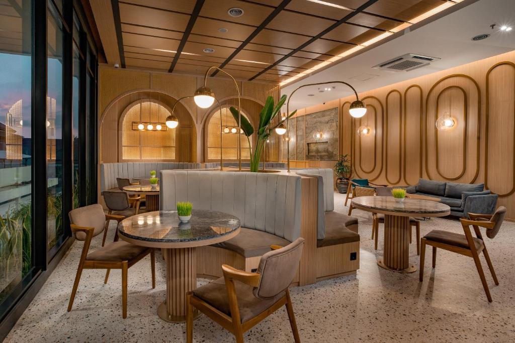 Posezení v ubytování The Manohara Hotel Yogyakarta