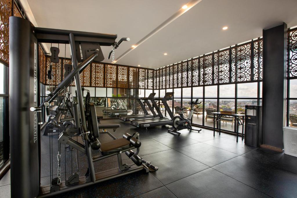 Fitness centrum a/nebo fitness zařízení v ubytování The Manohara Hotel Yogyakarta
