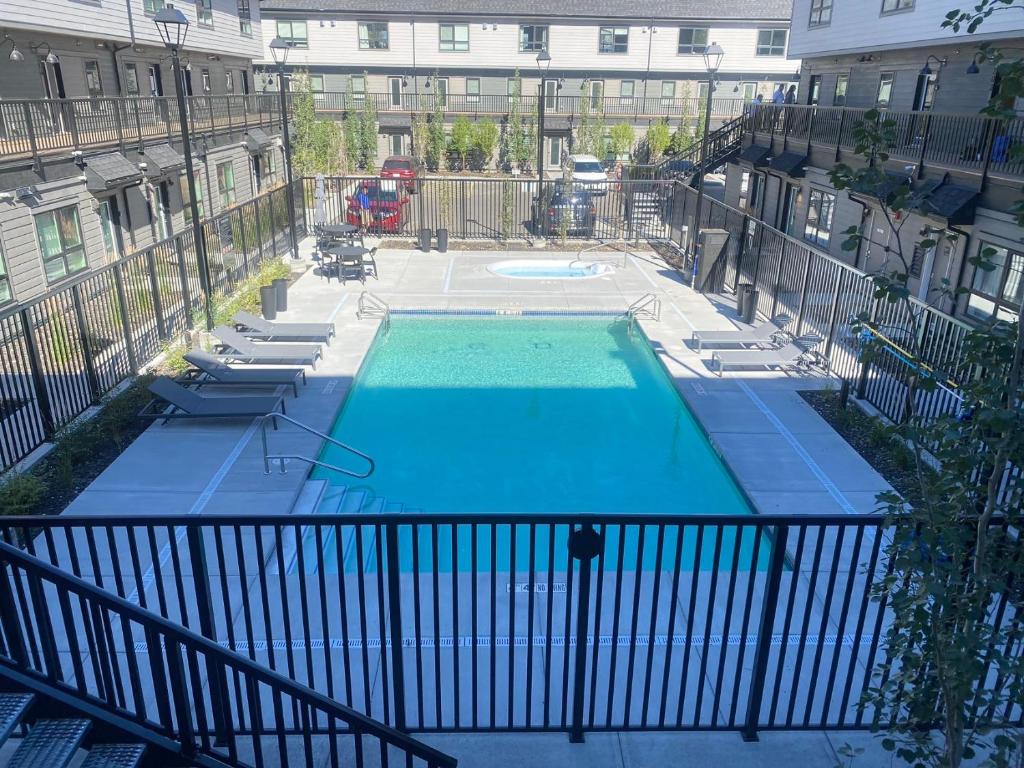 widok na basen w budynku w obiekcie 2-in-1 Skyline MTN Retreat - Hot Tub - Pool - AC w mieście Canmore