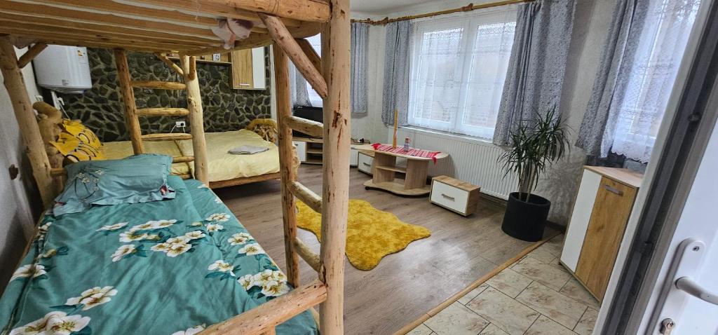 Ένα ή περισσότερα κρεβάτια σε δωμάτιο στο Camping Merisor-Banita Hunedoara