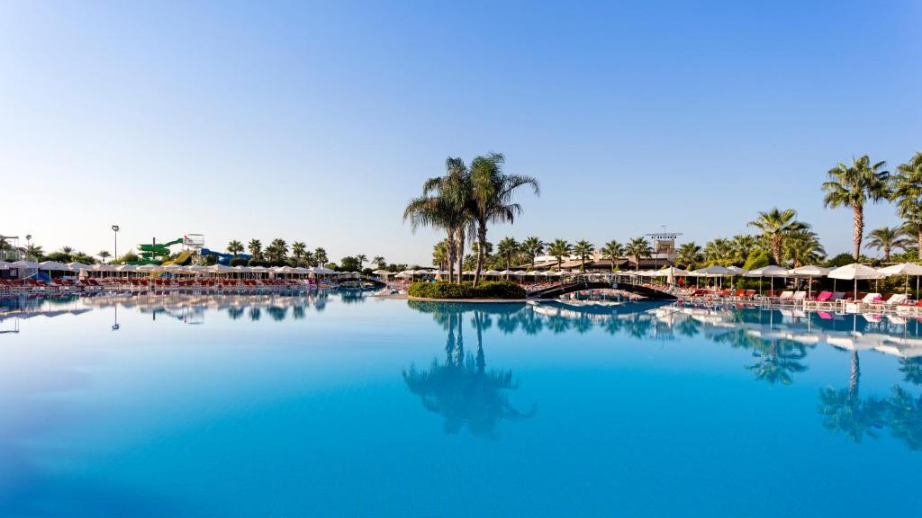 Bazén v ubytování Miracle Resort Hotel nebo v jeho okolí