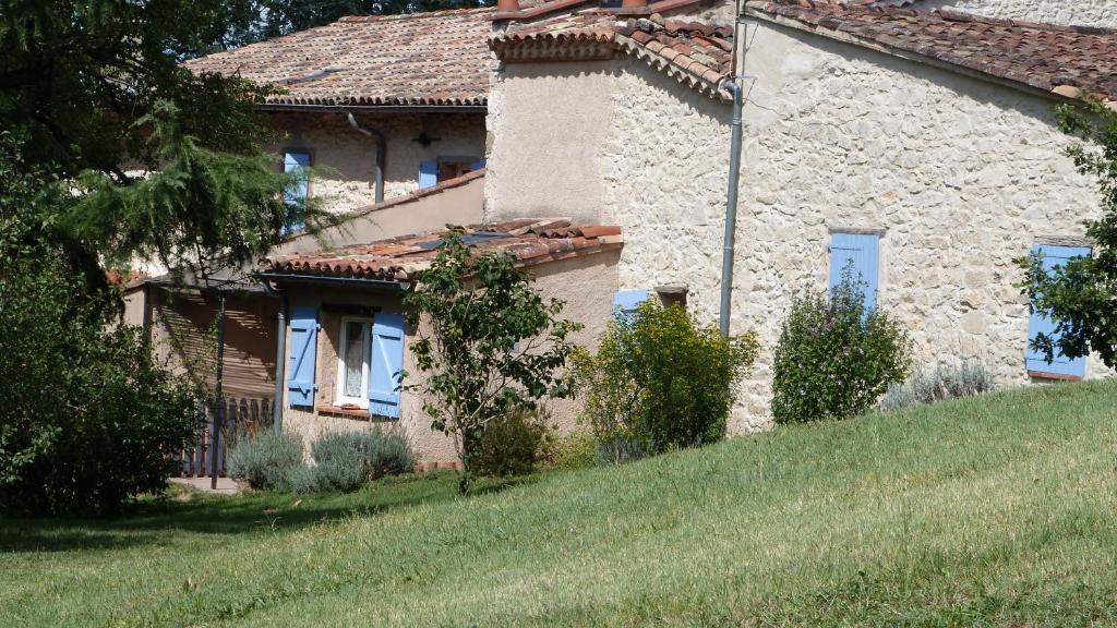 a stone house on the side of a hill at Les Chambres d'Hôtes du Rouyre in Réalmont