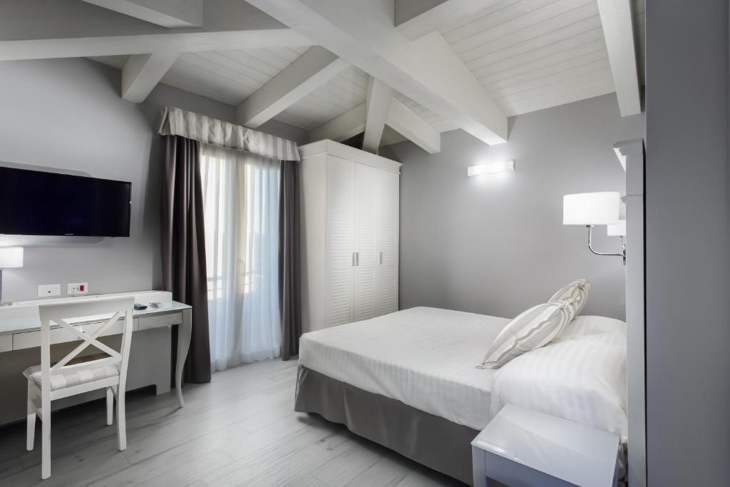 A bed or beds in a room at Hotel Nettuno